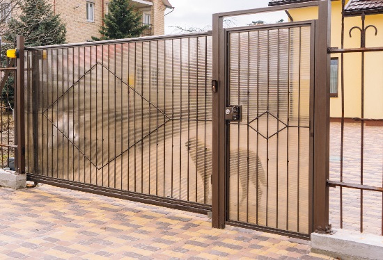 Купить ворота из профлиста с элементами ковки, с металлическими столбами в рамке или под дерево в Фурманове от 157650 руб